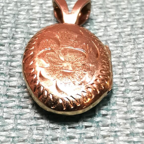 1985 14K Gold Oval Locket Pendant Diamond-Cut Floral TC Hallmark 2cm - Picture 3 of 15